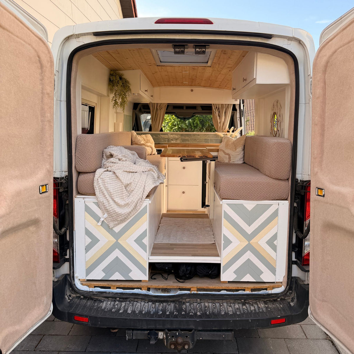 Layout & Maße - Ford Transit H2L2